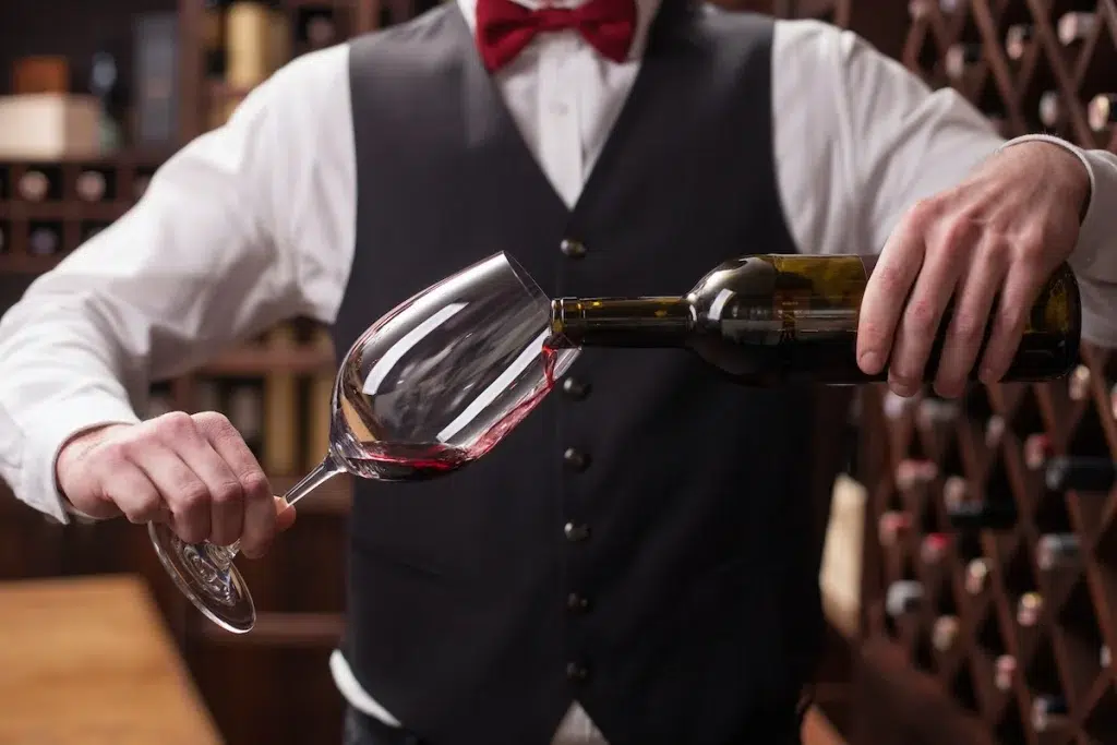 sommlier imagem mostra um sommlier com vinho